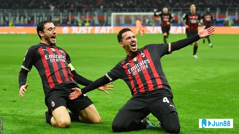 นักเตะของ AC Milan และ Napoli ชิงบอลบนสนามหญ้า