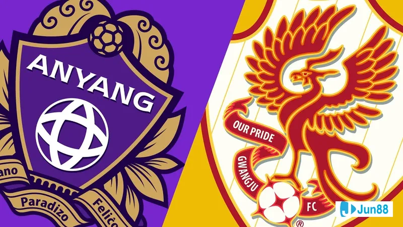 นักเตะของ Anyang และ Gwangju แข่งขันความเร็วบนสนามหญ้า