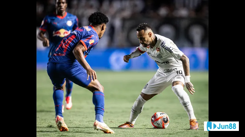 นักเตะ Bragantino เอาชนะนักเตะ Santos ในการแข่งขันที่ดุเดือด.
