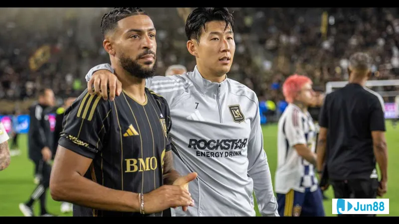 นักเตะของ St. Louis City ผ่านนักเตะของ Los Angeles FC ในการแข่งขันฟุตบอล