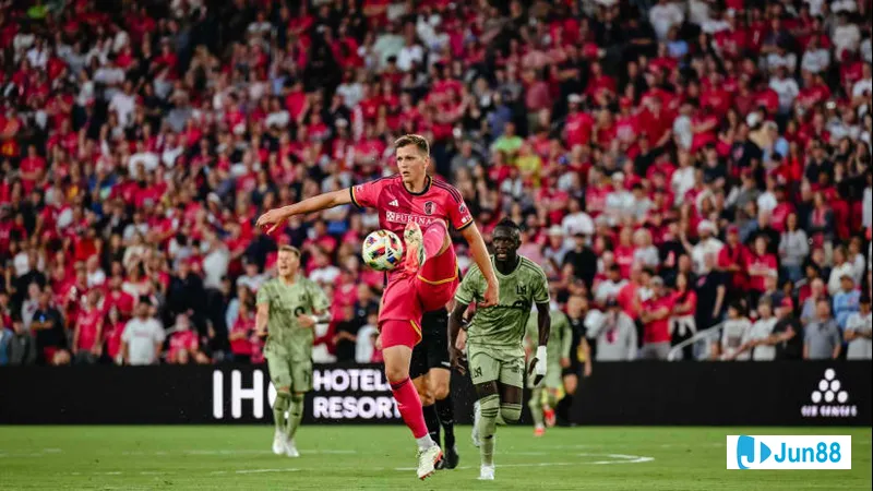 นักเตะ St. Louis City พยายามแย่งบอลจากนักเตะ Los Angeles FC ในการแข่งขัน
